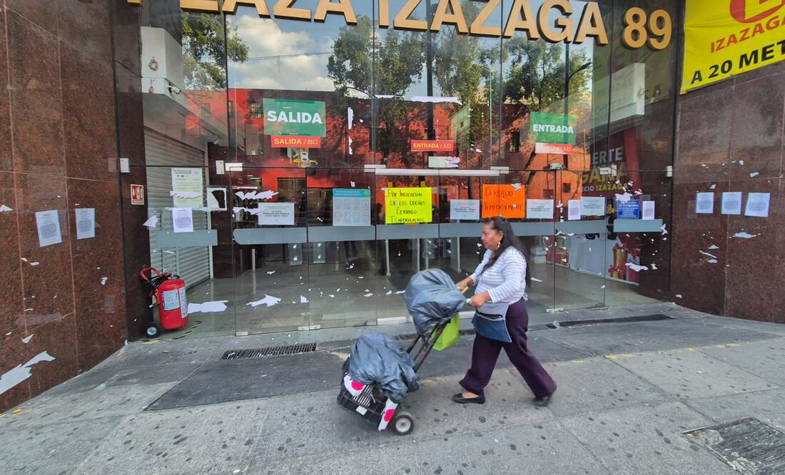 Trabajadores y comerciantes de Plaza Izazaga 89 continúan retirando mercancía del lugar, a dos semanas del operativo de las autoridades federales y capitalinas contra el inmueble. (Foto: Jorge Alejandro Medellín Hernández/ EL UNIVERSAL)