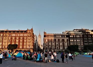FOTOS: Zócalo de la CDMX amanece con plantón de la CNTE; alistan megamarcha del 15 de mayo