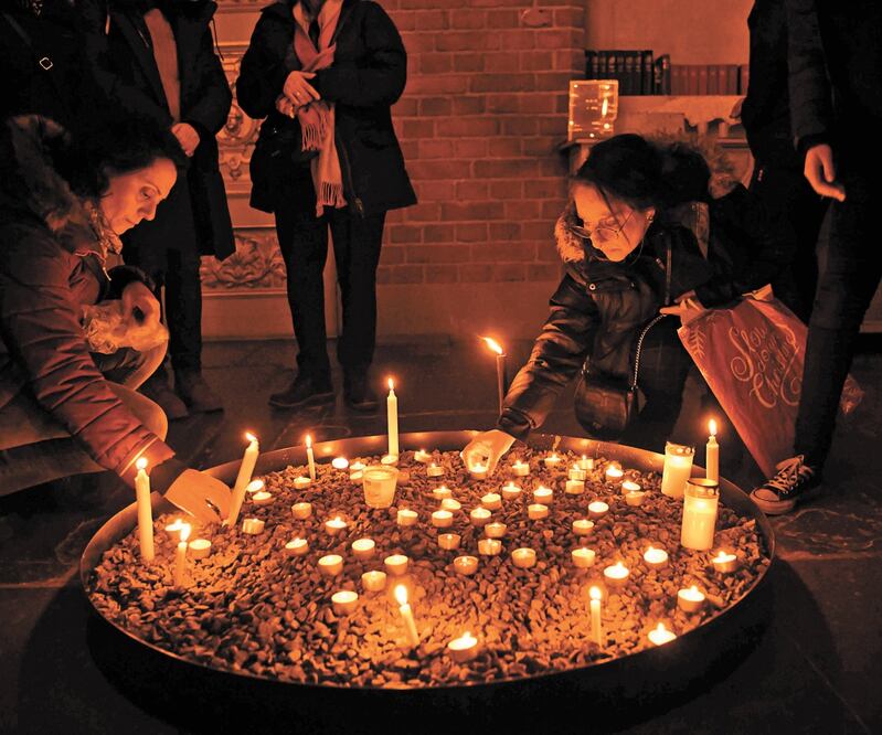 Asistentes a un memorial, en Estocolmo, para las víctimas del avión ucraniano, que derribó “por error” el gobierno iraní. JONATHAN NACKSTRAND. AFP