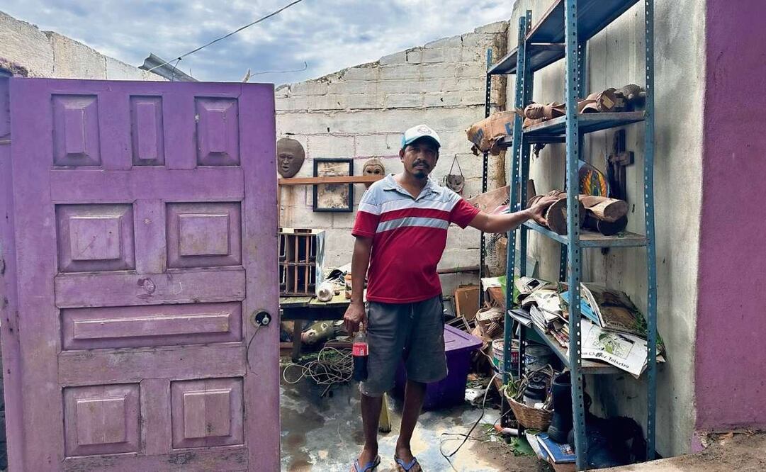 El artista Elder Ávila perdió toda su colección de grabados, pinturas y gráficas que trabajó durante años, tras el paso del huracan Erick en junio pasado. Foto: Balam Toscano / EL UNIVERSAL