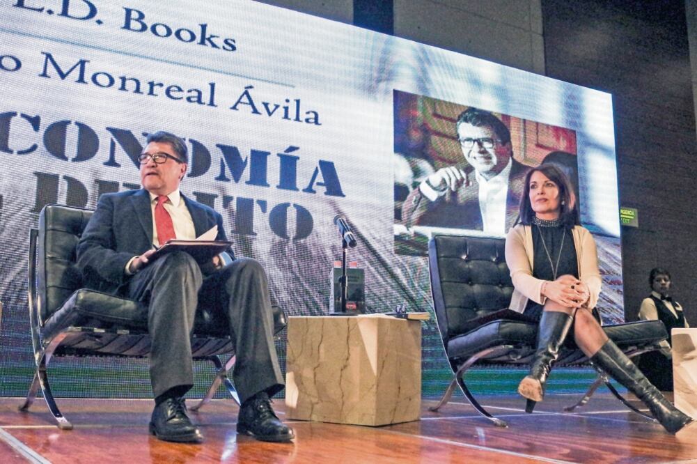 Ricardo Monreal, delegado de la Cuauhtémoc, señaló que el libro será entregado a la Procuraduría capitalina. (CRISTOPHER ROGEL BLANQUET. EL UNIVERSAL)