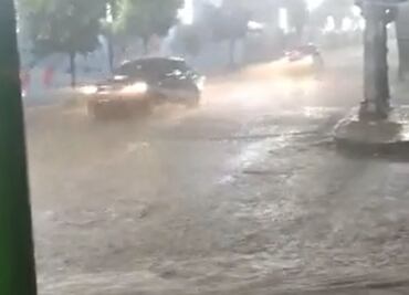 Reportan lluvia en zonas de la CDMX; atienden inundaciones en Iztapalapa