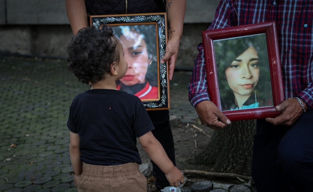 Wendy y Jaime cuidan de su nieto de dos años tras el feminicidio de su hija Wendy Paola Aguilar, el pasado 26 de febrero en Tultepec, Estado de Mexico. Foto: Brenda Martinez