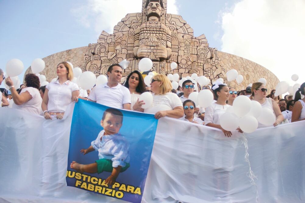 Vestidos de blanco y con globos, vecinos y amigos de la familia del pequeño Fabrizio se manifestaron para exigir justicia por el que consideran un caso de negligencia médica (CUAUHTÉMOC MORENO. EL UNIVERSAL)