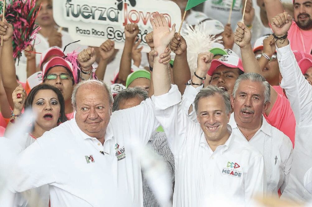 José Antonio Meade (der.) fue arropado en Poza Rica por el sindicato de trabajadores petroleros que encabeza el senador Carlos Romero Deschamps. Foto: GERMÁN ESPINOSA. EL UNIVERSAL
