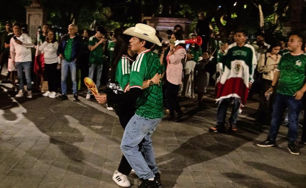 En Zacatecas, el festejo fue en La Alameda, donde cientos de fanáticos bailaron al ritmo de La Chona. Foto: ADOLFO VLADIMIR/CUARTOSCURO