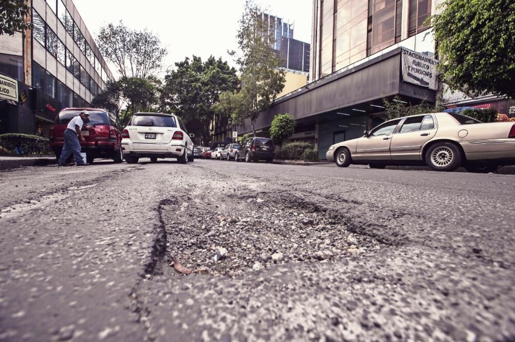 En un recorrido sobre la calle Hamburgo se constató que aparte de los baches, el suelo presenta hundimientos, algunas coladeras están rotas y, en diversos tramos, el adoquín y pavimento está cuartead (YADIN XOLALPA. ELUNIVERSAL)