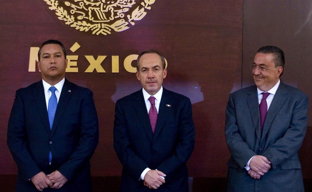 El presidente de México, Felipe Calderón (c) en la presentación del nuevo secretario de Gobernación (ministro del Interior), José Francisco Blake Mora (i), en sustitución de Fernando Gómez Mont (d), en Ciudad de México, el 14 de julio de 2010. Alex Cruz / EFE
