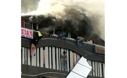 Jóvenes saltan de edificio en llamas en India; habría al menos 19 muertos 