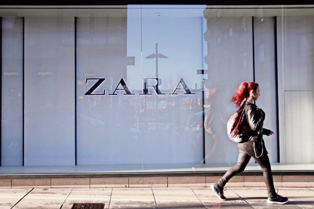 Inditex es dueña de Zara, Pull&Bear, Stradivarius y Bershka. La empresa elevó sus ventas en el último año hasta 23 mil 311 millones de euros, mientras que H&M creció 6.3%, hasta 20 mil mde (MIGUEL VIDAL. REUTERS)
