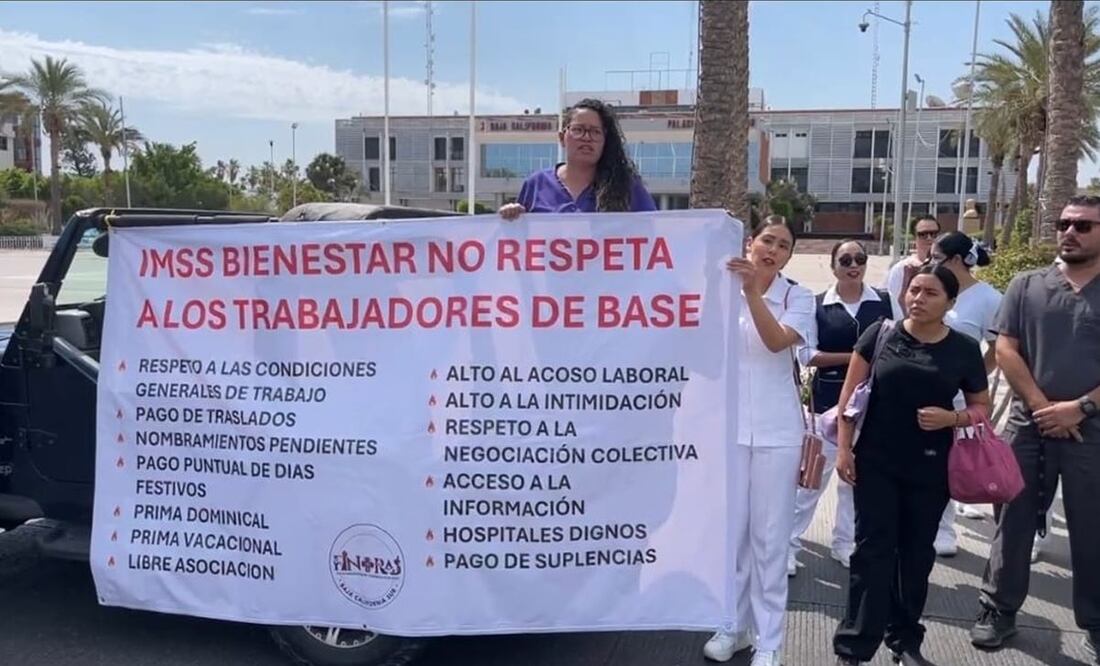 Trabajadores del sector salud en Baja California Sur adscritos al IMSS-BIENESTAR realizaron una protesta frente al Palacio de Gobierno de Baja California Sur en La Paz. Foto: especial