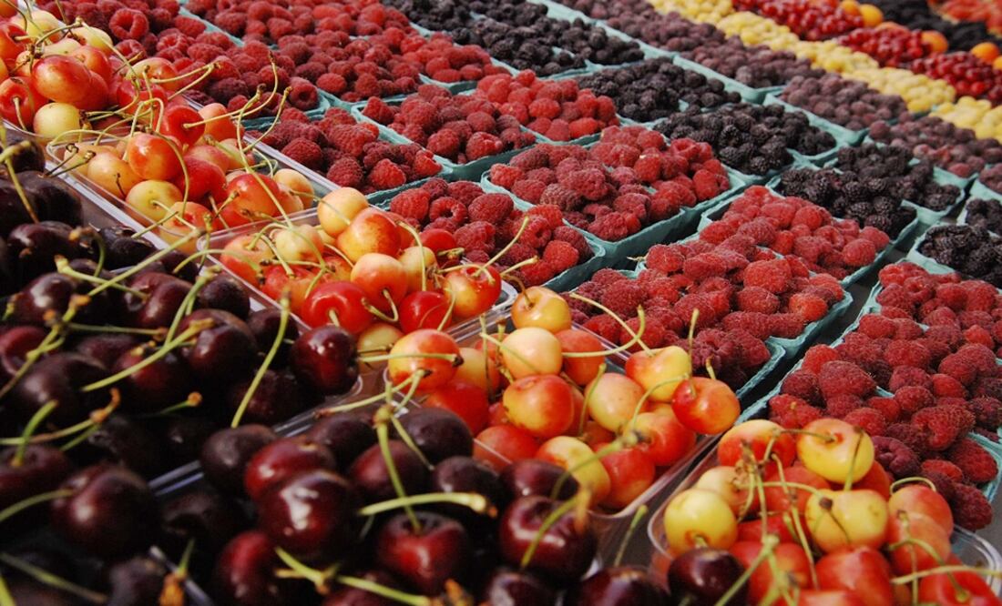 Cherries and berries for sale – Photo: Jonathan Ernst/REUTERS