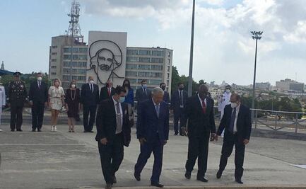 AMLO coloca ofrenda floral en honor a José Martí, independentista cubano