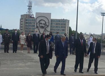 AMLO coloca ofrenda floral en honor a José Martí, independentista cubano