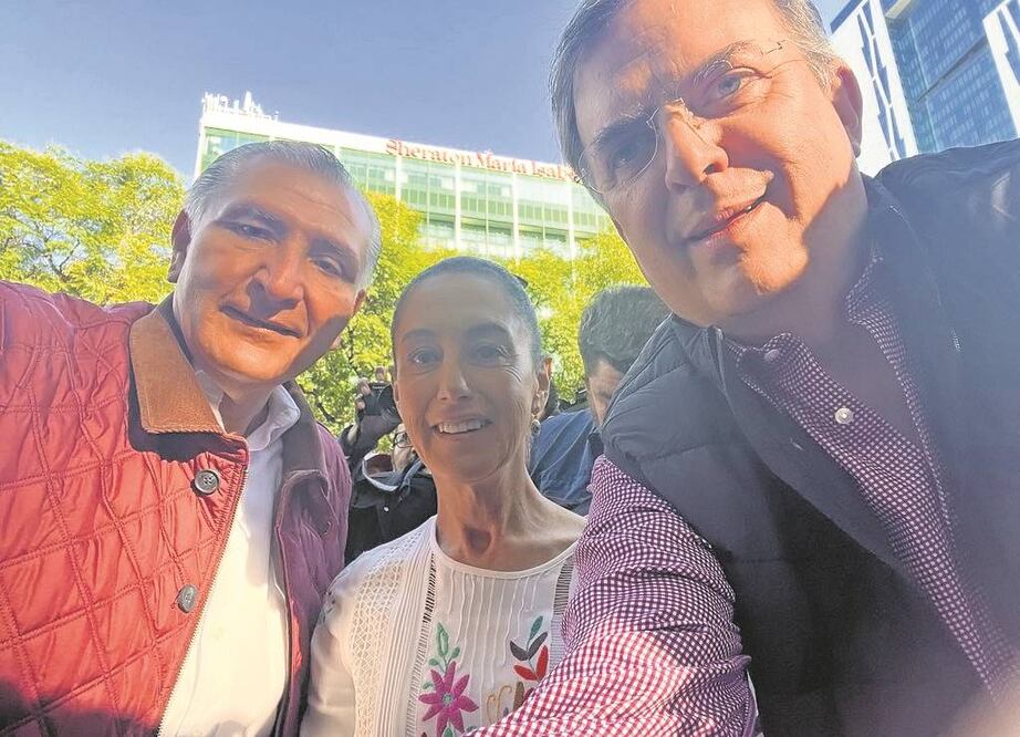 Con la frase “En la marcha ya”, Marcelo Ebrard compartió en redes una selfie con Claudia Sheinbaum y Adán Augusto López. 