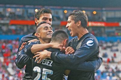 El campeón sale del coma con goleada