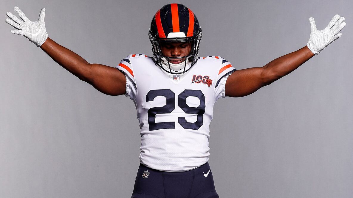 Tarik Cohen modela el nuevo uniforme de los Chicago Bears - FOTO: Especial 