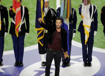 Luke Bryan interpreta el himno de EU previo al Super Bowl LI