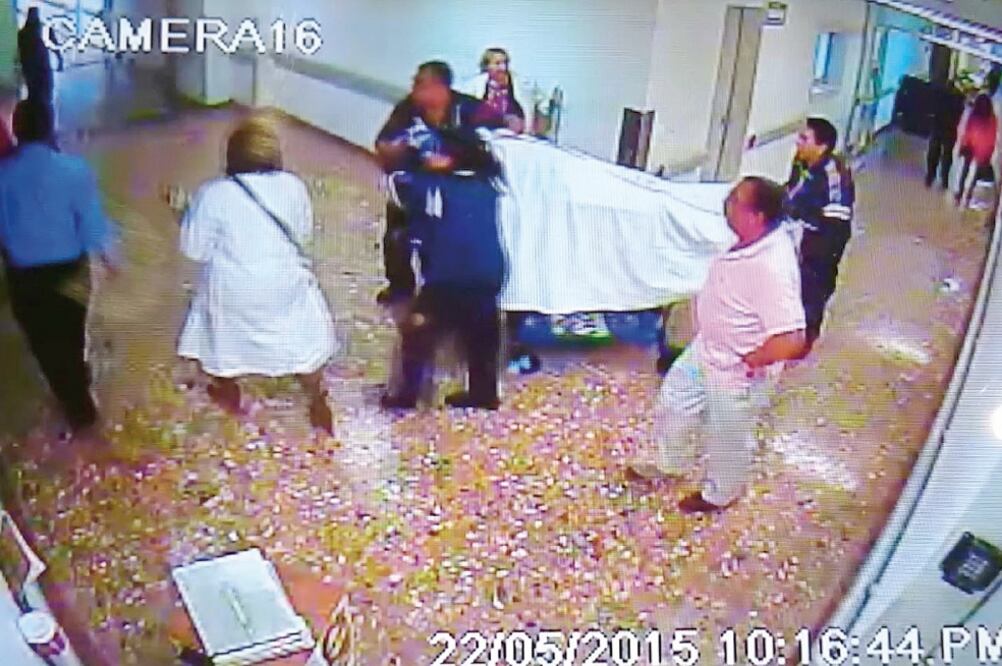 Este diario dio a conocer un video grabado el pasado 22 de mayo, en el que se observan las fallas en el Hospital Regional Adolfo López Mateos en la atención a Sebastián Lerdo de Tejada, quien murió esa noche (ESPECIAL)