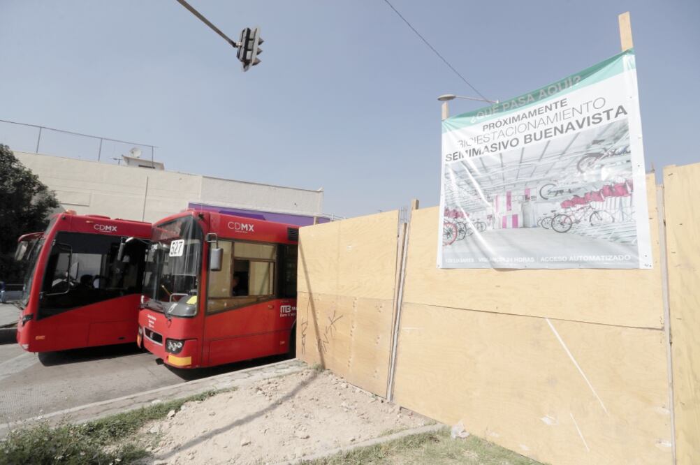 En un recorrido realizado por EL UNIVERSAL, se observó a trabajadores afinando detalles del Biciestacionamiento Semimasivo Buenavista.
