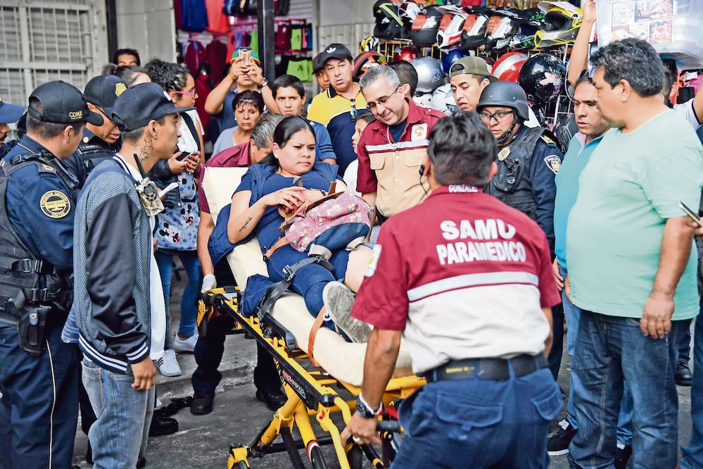 Testigos del homicidio refieren que alrededor de las cinco de la tarde se registró una balacera entre los puestos de los vendedores, tres hombres perdieron la vida y dos más resultaron heridos, entre ellos una mujer de 26 años de edad (ARMANDO MARTÍNEZ)