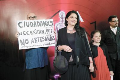 Protestan frente a Frausto en el Ariel