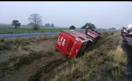 Volcadura de camión de pasajeros deja 15 heridos en sur de Veracruz