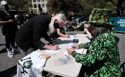 Con cerveza, marihuana o bonos: así alientan a la vacunación contra Covid-19 en EU 