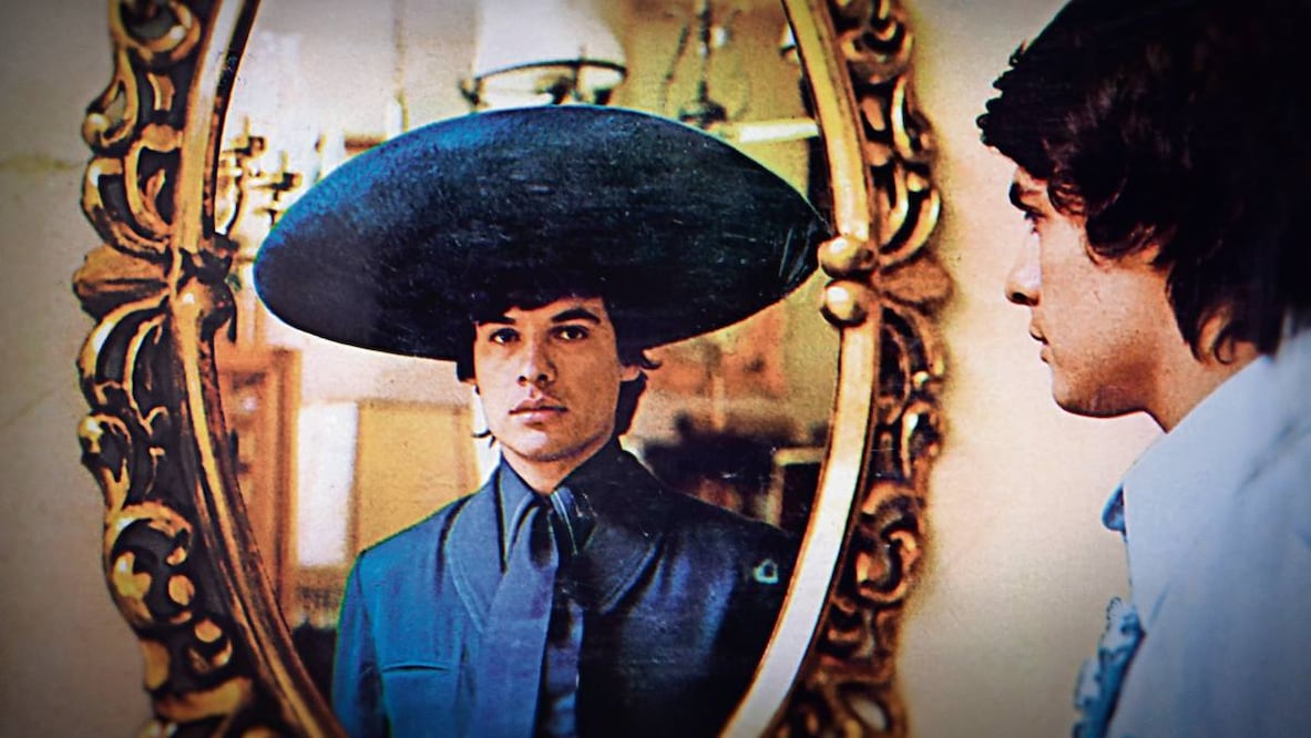 Su primer disco ranchero, 1974. Fotos: Facebook y Netflix