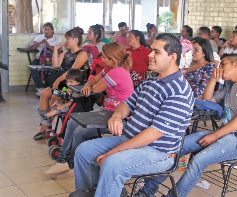 A sus 31 años, Bernabé Rodríguez decidió entrar a la carrera que ofrece la Universidad Benito Juárez, para realizar su sueño de tener un título universitario. Foto: Francisco Rodríguez. EL UNIVERSAL