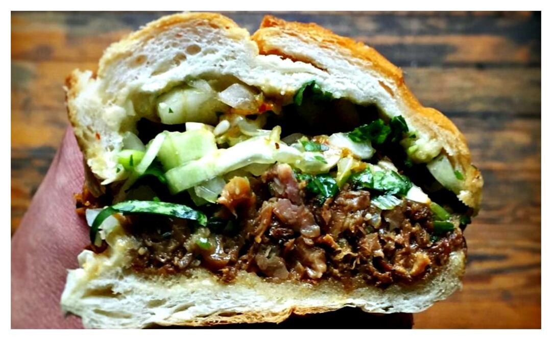 Alonso Ruvalcaba es escritor y crítico. Actualmente prepara un libro sobre un día de comida en el DF.