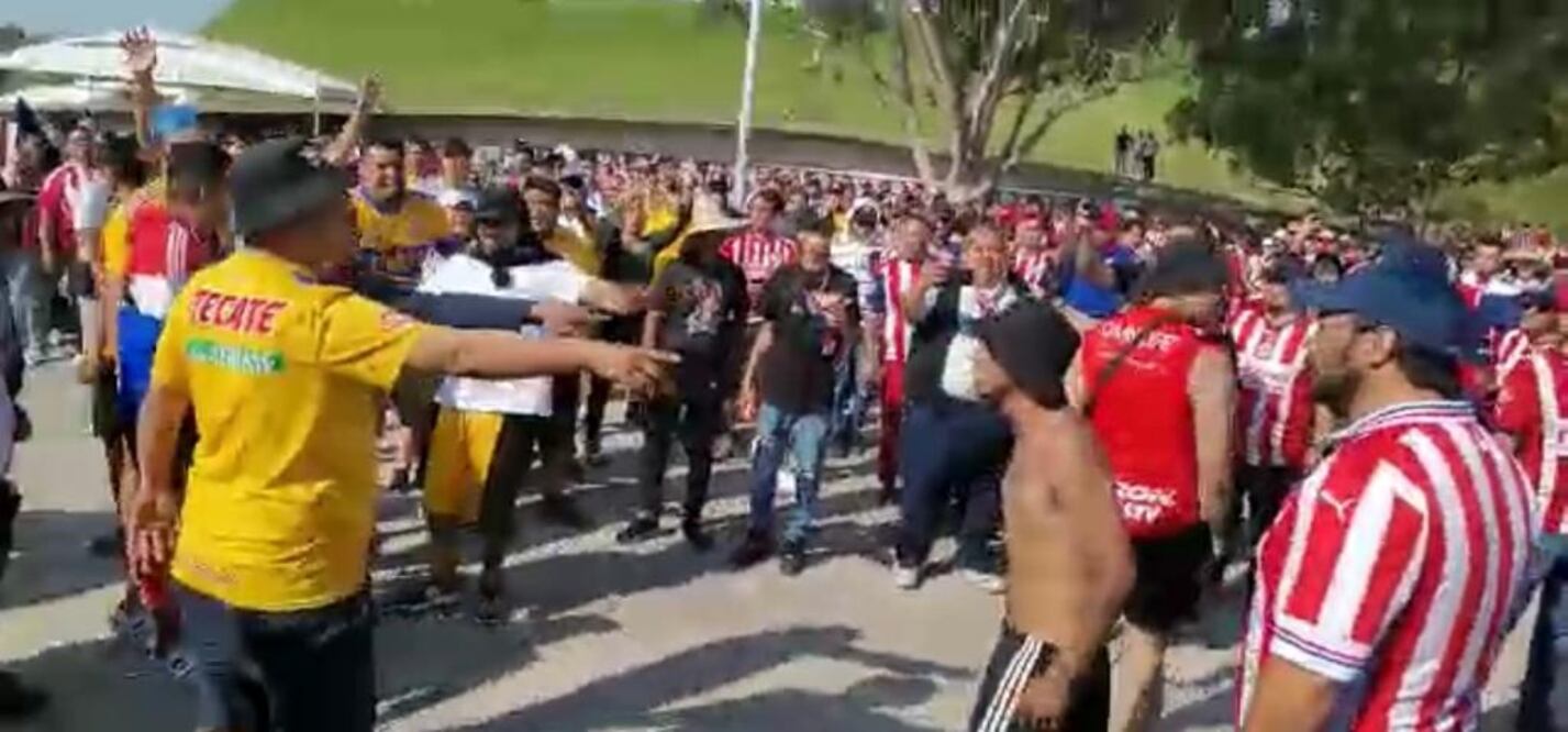 Aficionados de Chivas y Tigres se pelearon afuera del Estadio Akron / FOTO: ESPECIAL