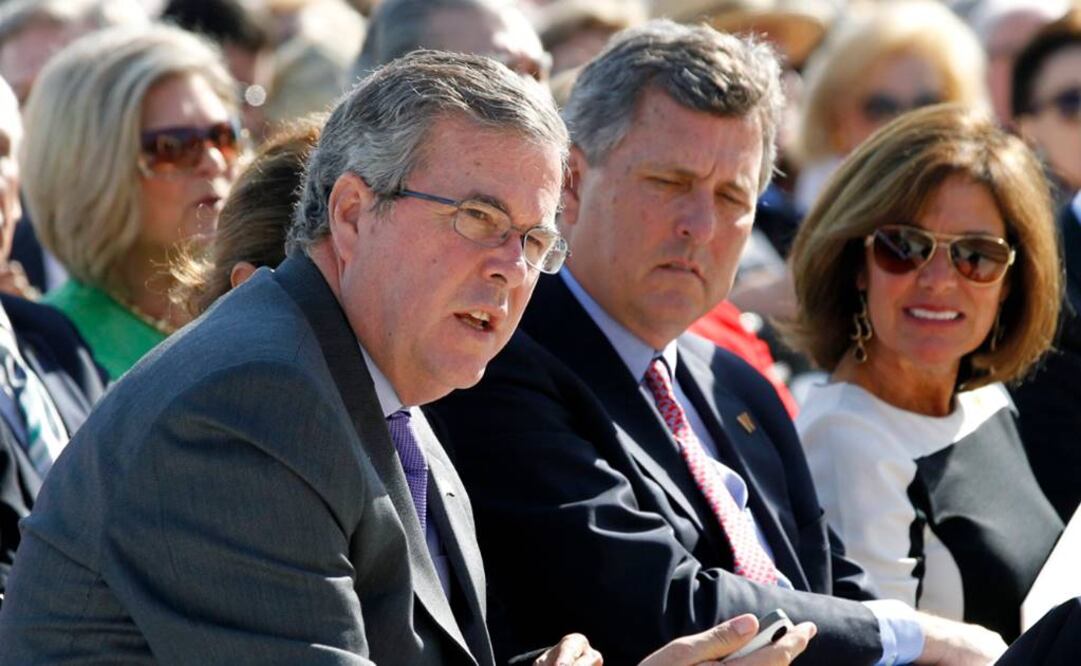 Neil Bush (centro), de 61 años de edad, es un empresario e inversionista de Texas y es el cuarto de los seis hijos del también expresidente George H.W. Bush (Foto: Reuters/Archivo)