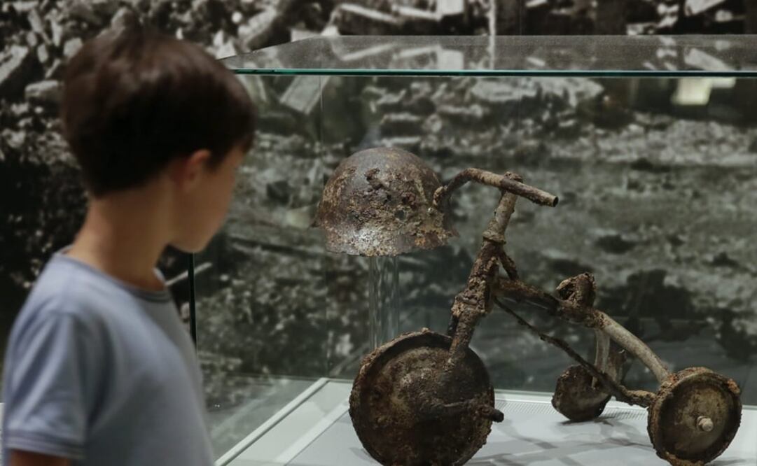 Un niño observa un triciclo y un casco expuestos en el Museo de la Paz en el Parque de la Paz de Hiroshima. Foto: Archivo