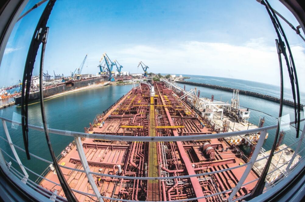 El buquetanque Burgos, uno de los más antiguos de Pemex. La petrolera no cuenta con medición adecuada de los hidrocarburos que salen de pozos. (GERMÁN ESPINOSA. EL UNIVERSAL)