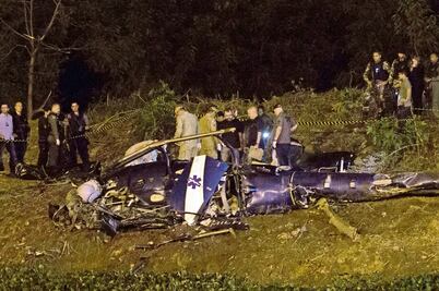 Helicóptero policial cae en favela de Río