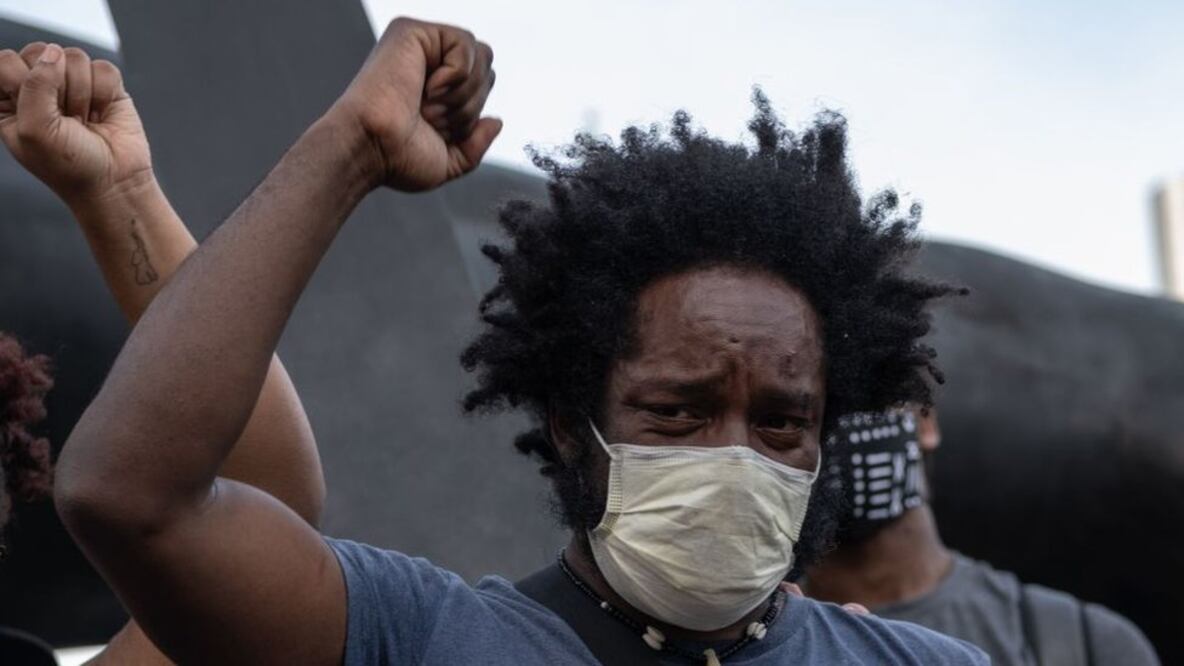 Un organizador de protestas llora durante una manifestación por la muerte de George Floyds (Foto: Getty Images)