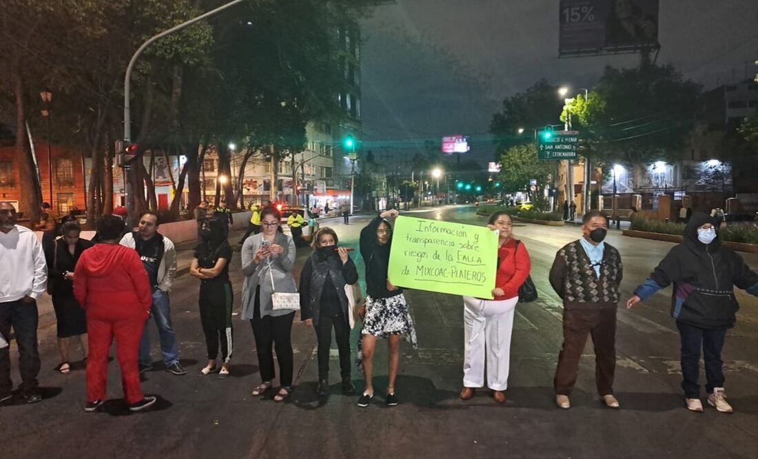 Vecinos se manifiestan en Patriotismo. Foto: Juan Carlos Williams / EL UNIVERSAL