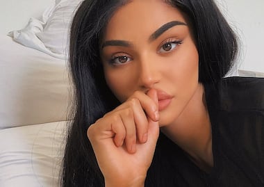 No, no es Kylie Jenner pero el parecido es asombroso
