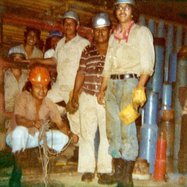 Alrededor de 1980, don Raúl trabajaba en las plataformas de PEMEX, como parte de los equipos que instalaban las "agujas". Además del confiable paliacate, llevaba una cámara que registró sus días ahí. Foto: Raúl Fontecilla.