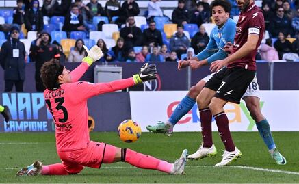 Guillermo Ochoa comete tremendo error que provocó la derrota ante el Napoli