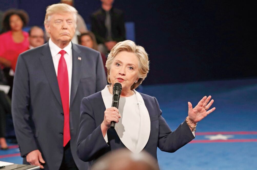 Hillary Clinton, candidata demócrata a la Casa Blanca, ayer con su rival republicano, Donald Trump, en el segundo debate entre los abanderados a la presidencia, en la Universidad Washington de la ciudad de St. Louis, Missouri (RICK WILKING. REUTERS)