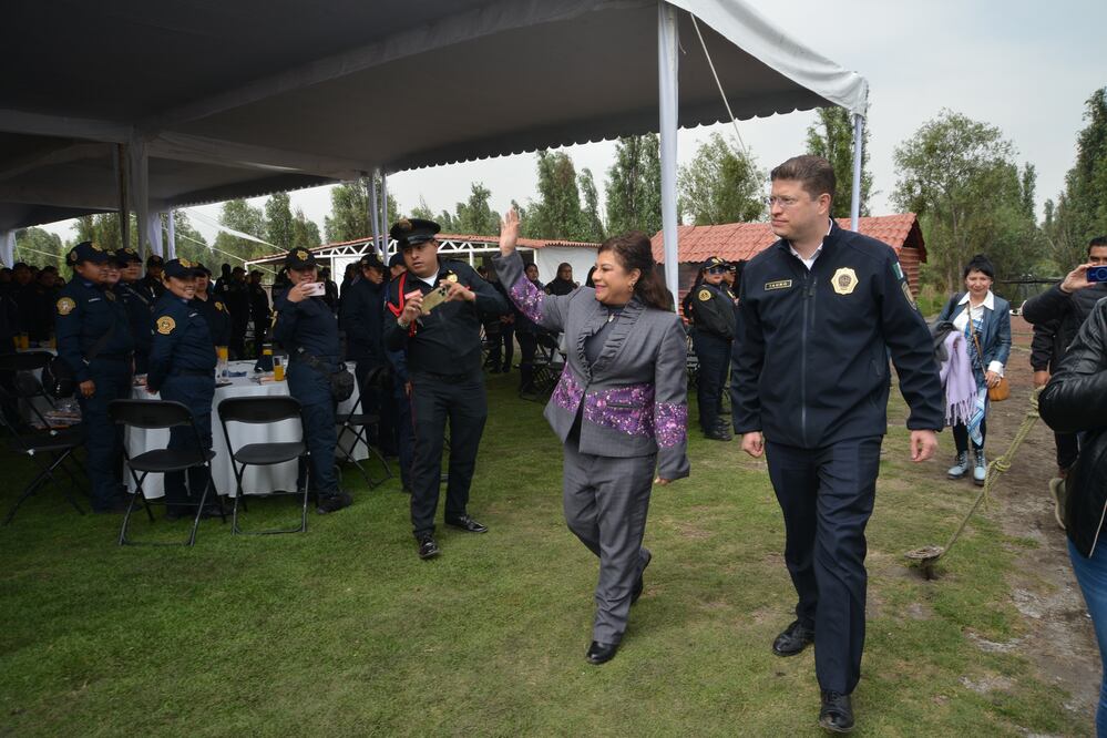 Clara Brugada, jefa de gobierno, entrega reconocimientos a mujeres policías.