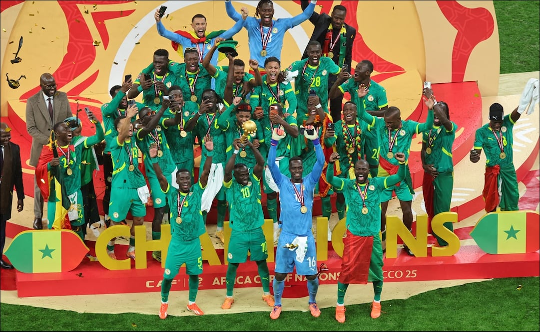 Sadio Mane, de Senegal levanta el trofeo de campeón luego de la victoria de Senegal ante Marruecos en la Copa Africana de Naciones. FOTO: AP