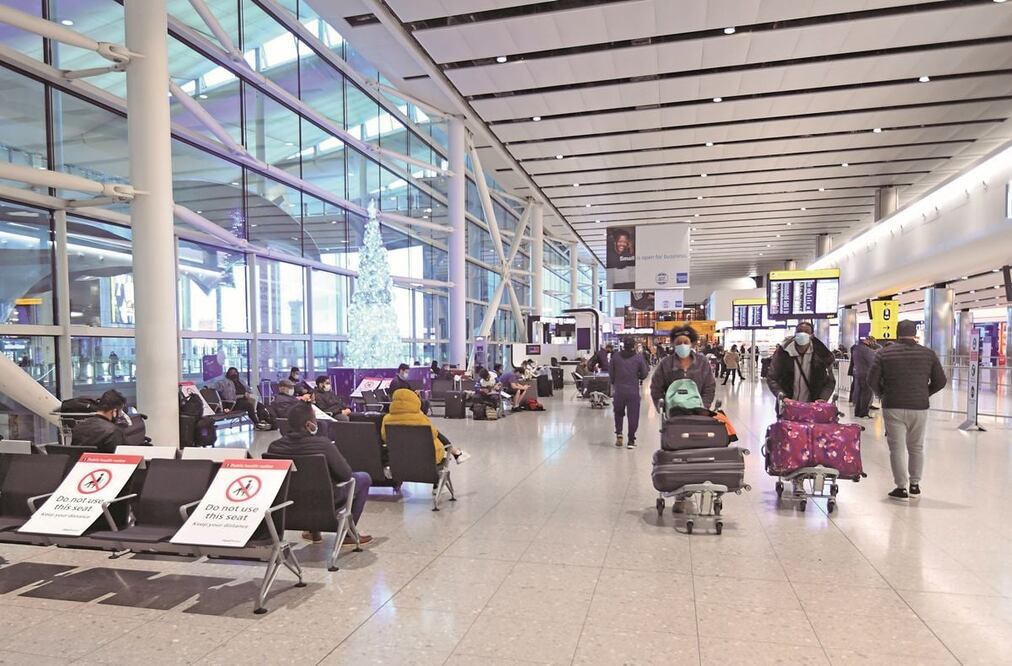 Pasajeros en el Aeropuerto Internacional de Londres Heathrow. Por la nueva cepa del Covid-19, varios países europeos cerraron sus vuelos a suelo británico. FACUNDO ARRIZABALAGA. EFE