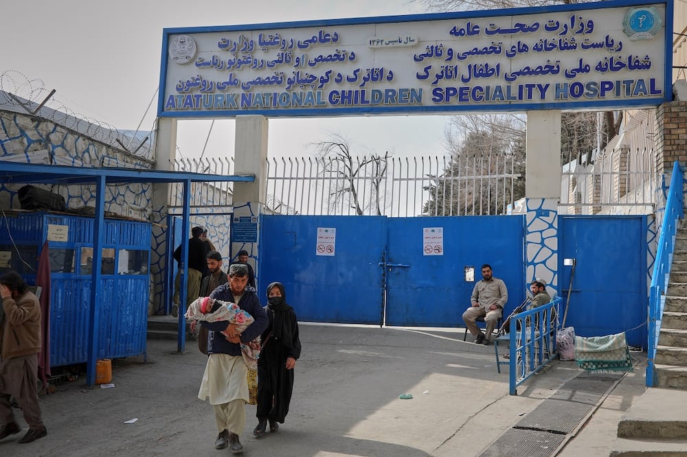 Una pareja afgana con su hijo sale del Hospital Nacional Infantil Ataturk en Kabul, Afganistán. Foto: AP