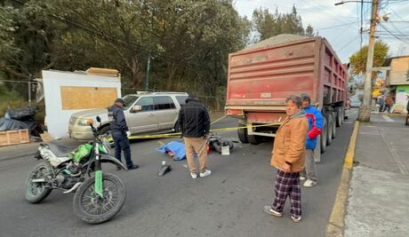 Muere motociclista en Tlalpan; se impacta contra camión de volteo estacionado