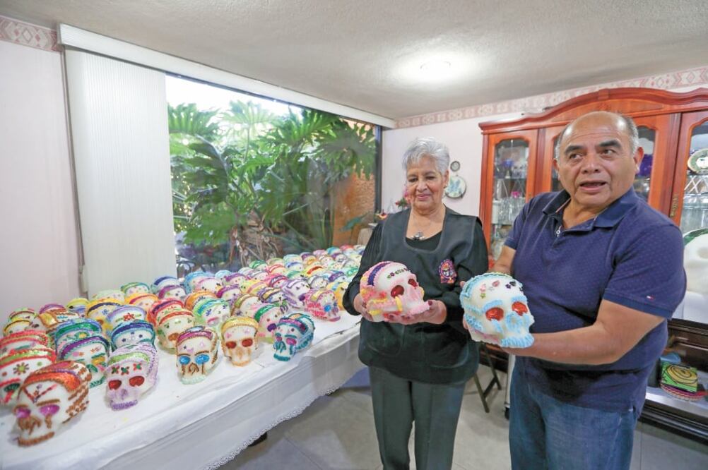 María Eugenia y Jorge Sánchez Casas son un matrimonio que, junto con sus hijos, se dedican a preparar la tradicional calaverita. Fotos/JORGE ALVARADO. EL UNIVERSAL