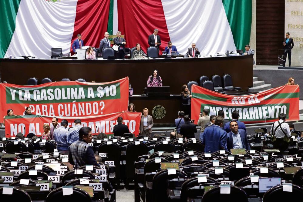 Diputados aprobaron la madrugada del pasado viernes un endeudamiento de 1.9 billones de TIPO DE CAMBIO pesos para las finanzas públicas en 2024. Foto: Diego Simón / El Universal