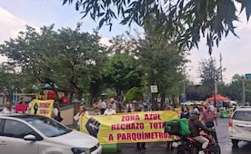 Vecinos de Naucalpan realizan bloqueo en rechazo por instalación de parquímetros; impiden paso vehicular en Ciudad Satélite